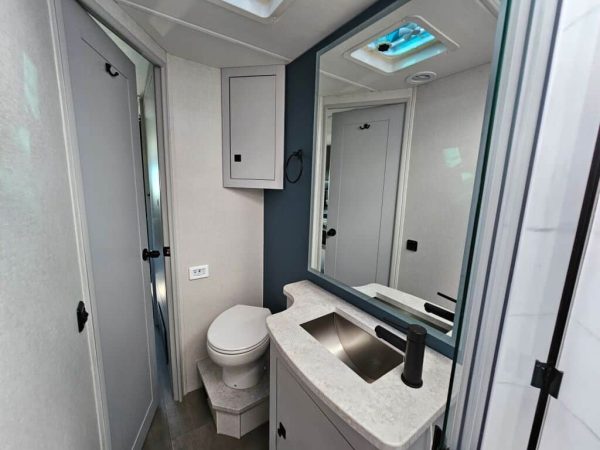 2025 Coachmen Euro 25EU - Image 17