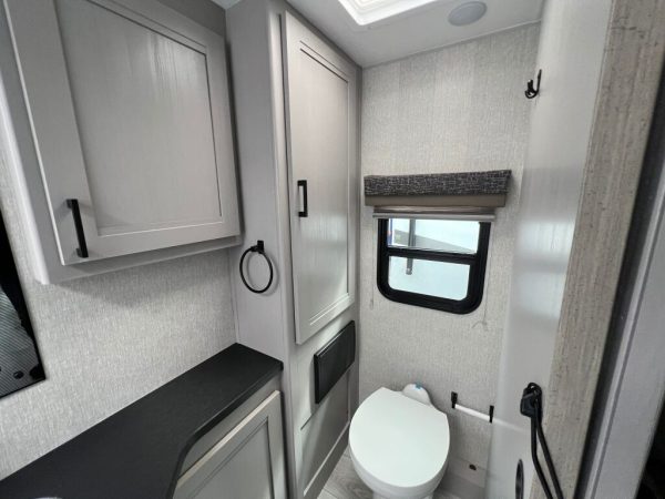2025 Coachmen Freelander 26MB - Image 15