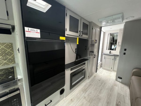 2025 Coachmen Freelander 26MB - Image 19
