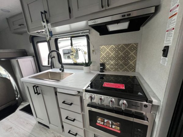 2025 Coachmen Freelander 26MB - Image 20