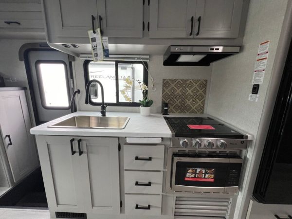 2025 Coachmen Freelander 26MB - Image 21