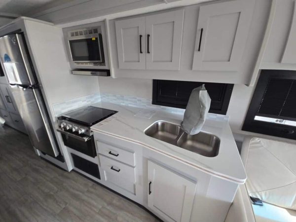 2025 Coachmen Pursuit 29SS - Image 10
