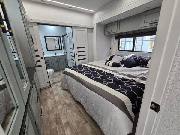 2025 CrossRoads Redwood Regency RW3721FDB - Image 11