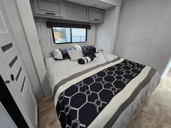 2025 CrossRoads Redwood Regency RW3721FDB - Image 13