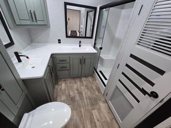 2025 CrossRoads Redwood Regency RW3721FDB - Image 14
