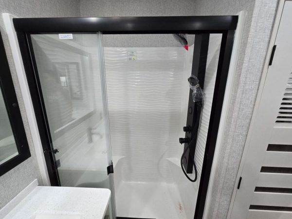 2025 CrossRoads Redwood Regency RW3721FDB - Image 16
