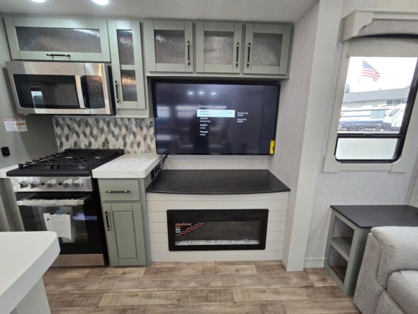 2025 CrossRoads Redwood Regency RW3721FDB - Image 8