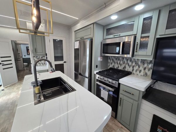 2025 CrossRoads Redwood Regency RW3721FDB - Image 9