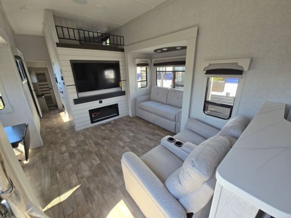 2025 CrossRoads Redwood Regency RW3881FKL - Image 16