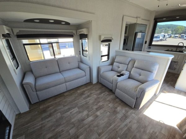 2025 CrossRoads Redwood Regency RW3881FKL - Image 18