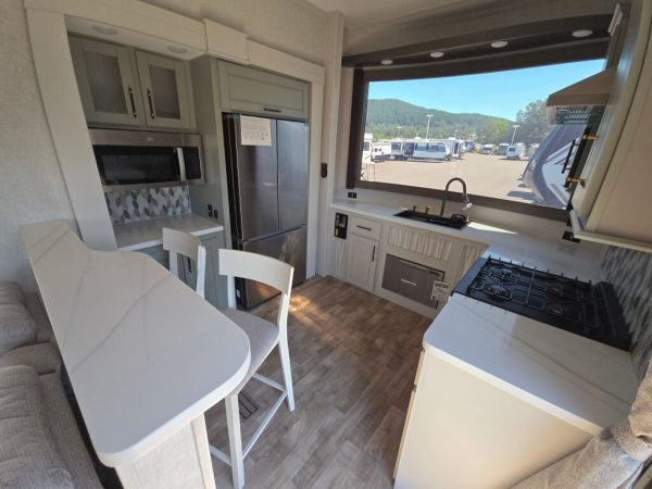 2025 CrossRoads Redwood Regency RW3881FKL - Image 9