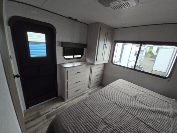 2025 CrossRoads Zinger ZR320FB - Image 24