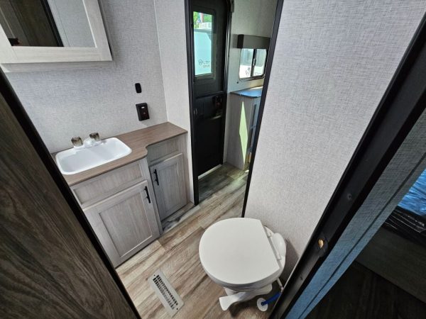 2025 CrossRoads Zinger ZR320FB - Image 31