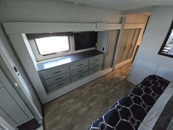 2025 Crossroads Redwood RW4200FL - Image 12
