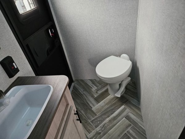 2025 Crossroads Zinger ZR328SB - Image 12