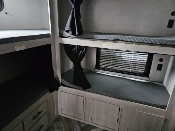 2025 Crossroads Zinger ZR328SB - Image 10