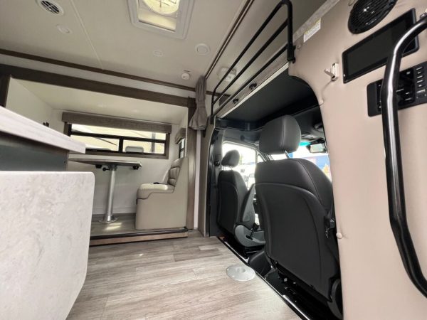 2025 Dynamax Isata 3 Series 24FW - Image 5