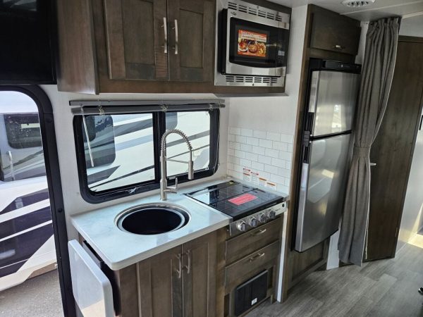 2025 Dynamax Isata 3 Series 24FW - Image 13