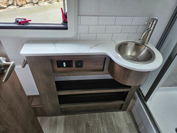 2025 Dynamax Isata 3 Series 24SSSFXM - Image 13