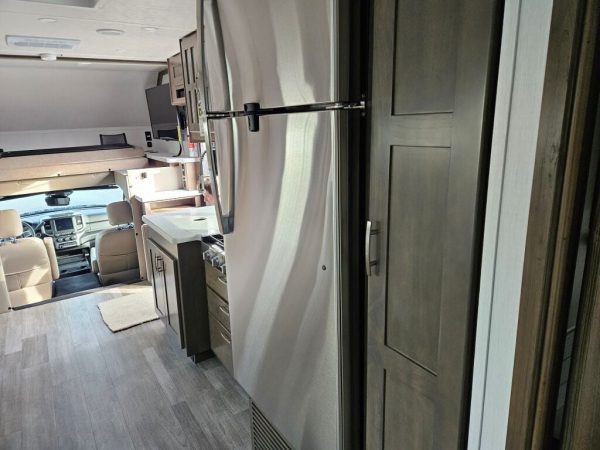 2025 Dynamax Isata 5 Series 30FW - Image 12