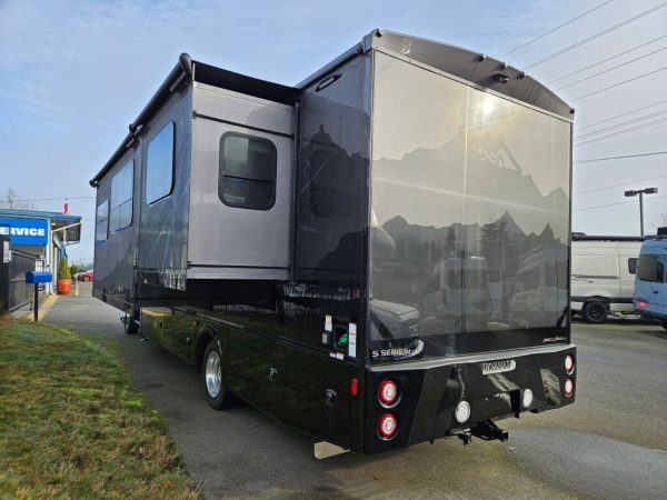 2025 Dynamax Isata 5 Series 30FW - Image 3