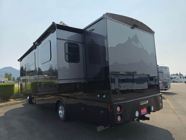 2025 Dynamax Isata 5 Series 30FW - Image 2