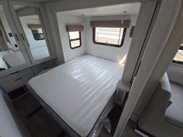 2025 Dynamax Isata 5 Series 30FW - Image 13