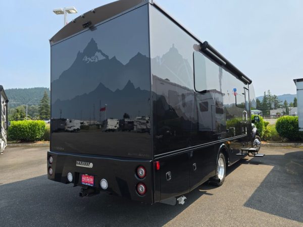 2025 Dynamax Isata 5 Series 30FW - Image 3