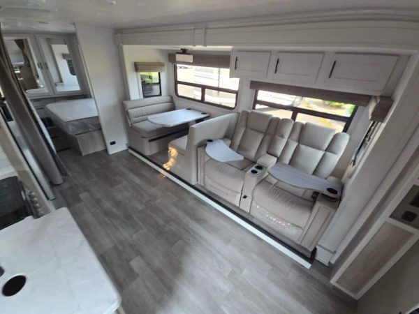 2025 Dynamax Isata 5 Series 30FW - Image 8