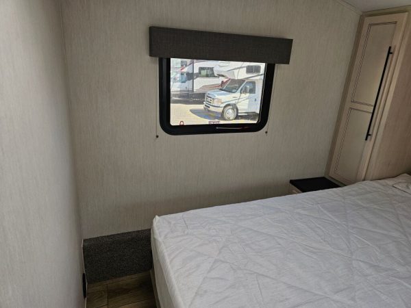 2025 Forest River Sabre 25RLS - Image 12