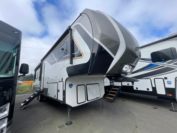 2025 Keystone Alpine Avalanche Edition 321RL - Image 2