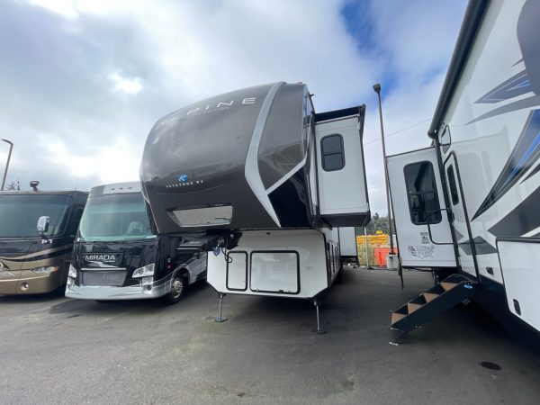 2025 Keystone Alpine Avalanche Edition 321RL - Image 11