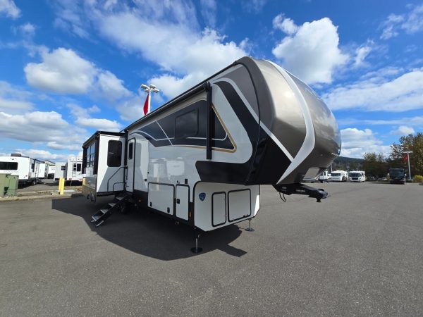 2025 Keystone Alpine Avalanche Edition 321RL - Image 13