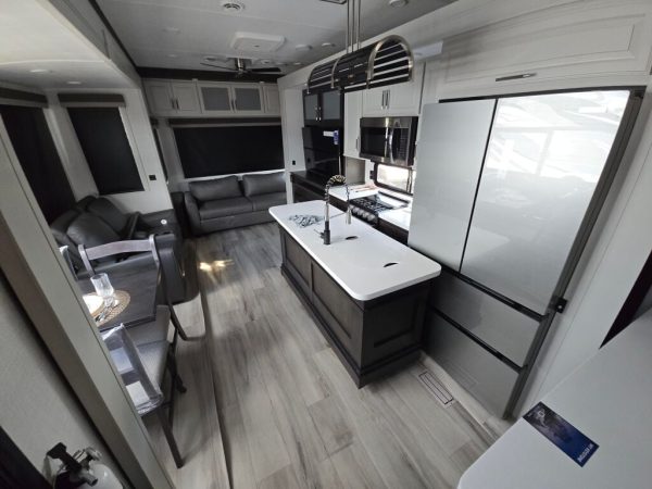 2025 Keystone Alpine Avalanche Edition 321RL - Image 5