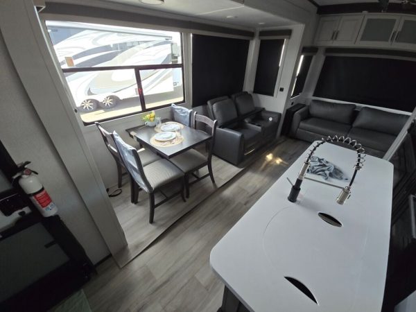 2025 Keystone Alpine Avalanche Edition 321RL - Image 6