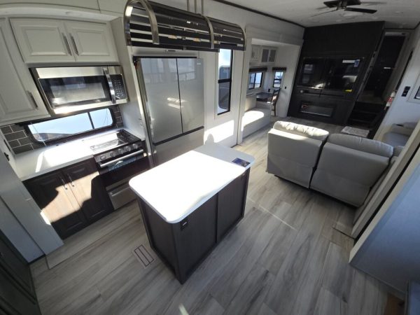 2025 Keystone Alpine Avalanche Edition 366LS - Image 11
