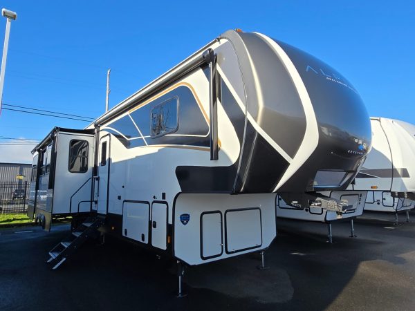 2025 Keystone Alpine Avalanche Edition 366LS - Image 18