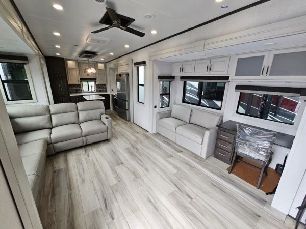 2025 Keystone Alpine Avalanche Edition 366LS - Image 15