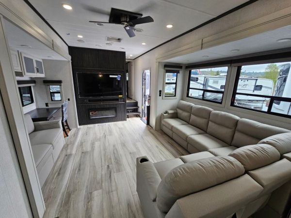 2025 Keystone Alpine Avalanche Edition 366LS - Image 16