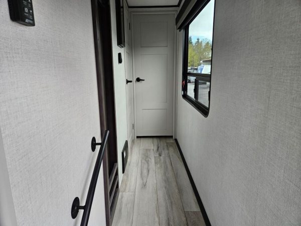2025 Keystone Alpine Avalanche Edition 379MB - Image 18
