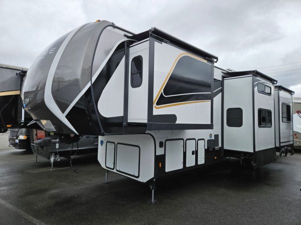 2025 Keystone Alpine Avalanche Edition 379MB - Image 3