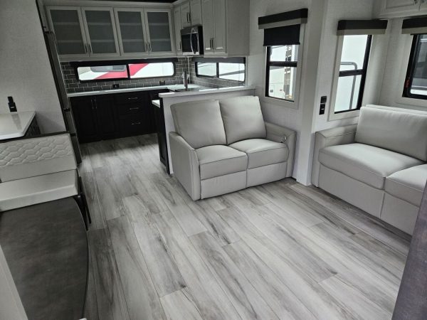 2025 Keystone Alpine Avalanche Edition 379MB - Image 9