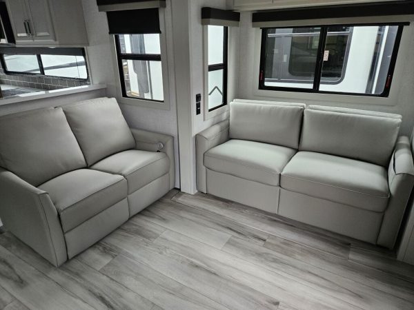 2025 Keystone Alpine Avalanche Edition 379MB - Image 10