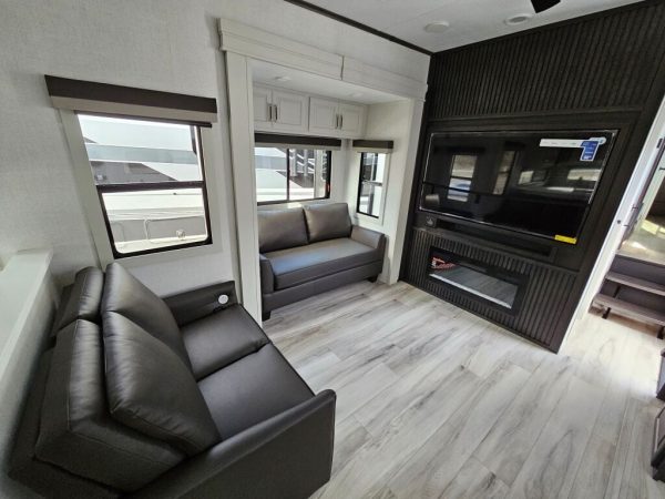 2025 Keystone Alpine Avalanche Edition 379MB - Image 11