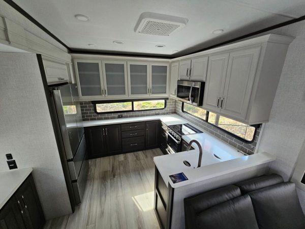 2025 Keystone Alpine Avalanche Edition 379MB - Image 10