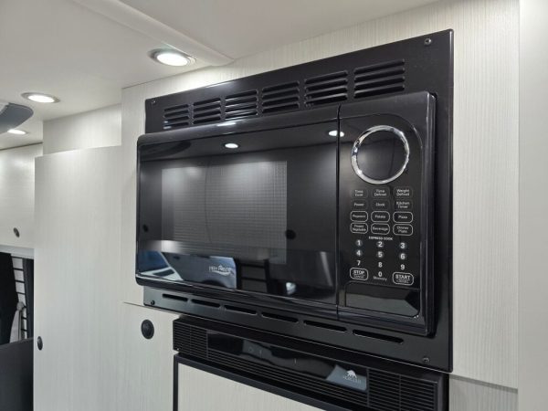 2025 Pleasure-Way Plateau FL - Image 32