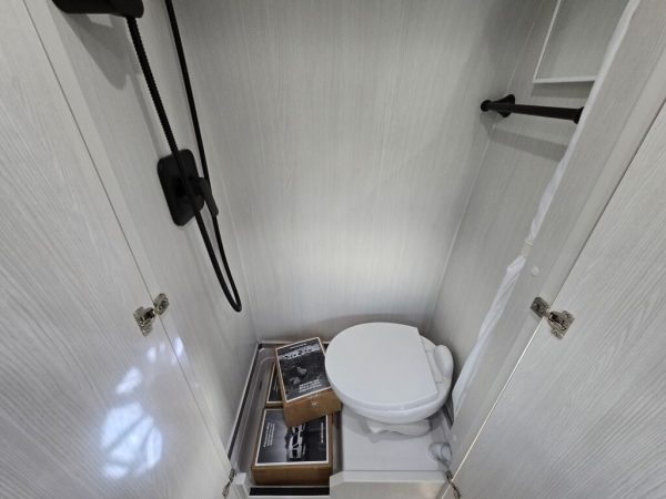 2025 Pleasure-Way Plateau FL - Image 33