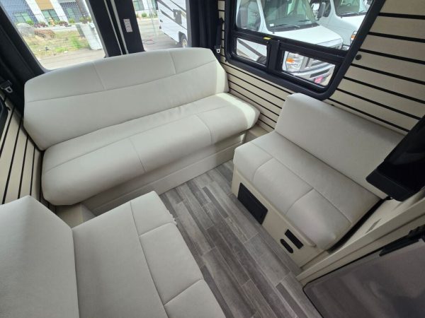 2025 Pleasure-Way Plateau TS - Image 20