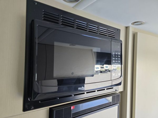 2025 Pleasure-Way Plateau TW - Image 21