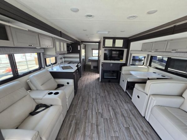 2025 Thor Motor Coach Luminate CC35 - Image 11